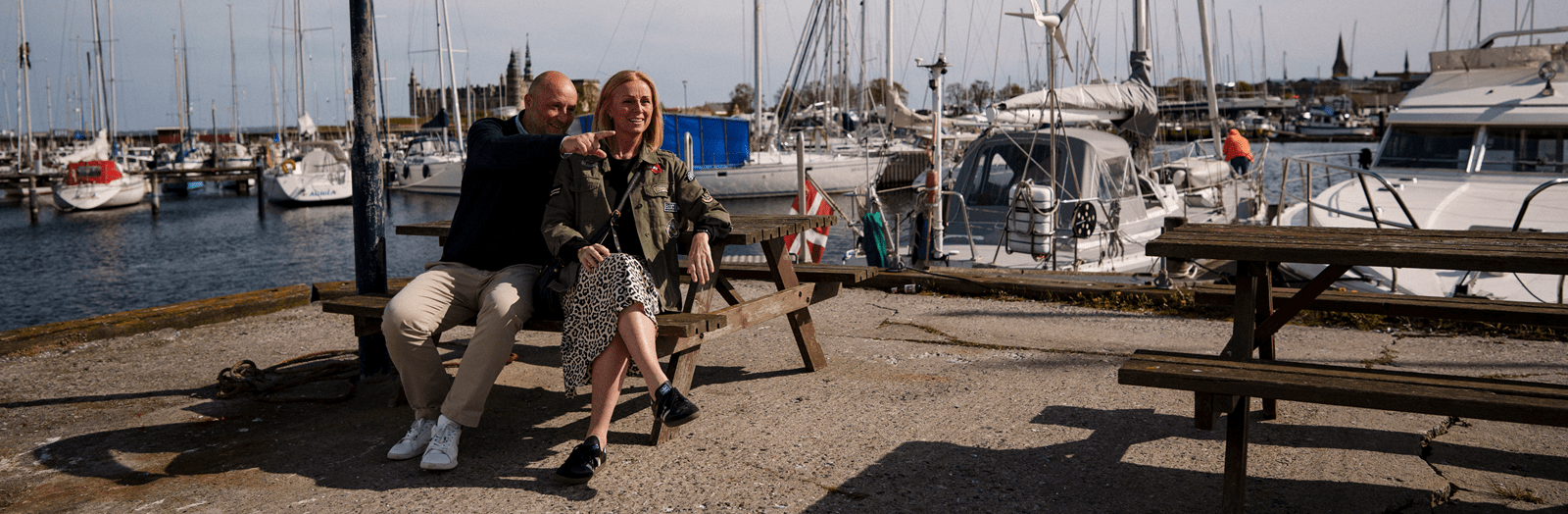 Par sidder på en bænk ved Helsingør havn 