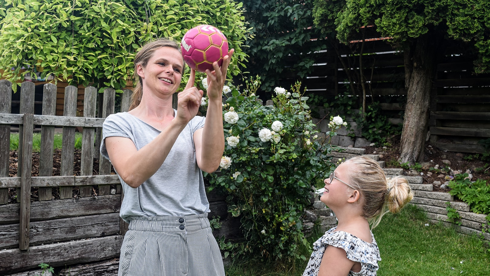 35-årige Karina Bøgeskov Birk vil gerne give glæden ved at røre sig, have det sjovt og være en del af et hold videre til sin datter. Derfor etablerede hun i 2019 et håndboldhold for børn i Lisbjerg ved Aarhus.