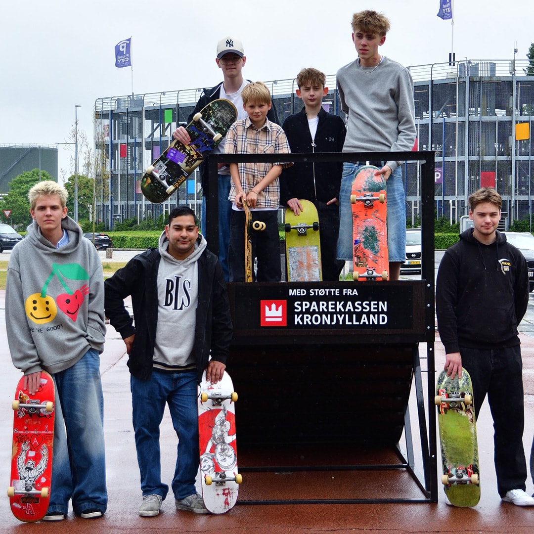 Sparekassen Kronjylland har doneret 107.600 kr. til en mobil skatepark i Randers.