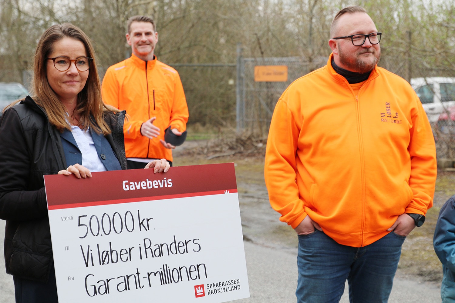 Privatkundechef i Sparekassen Kronjylland Randers City Christina Mørch Koue overrækker en donation på 50.000 kr. til Morten Brenholdt fra 'Vi løber i Randers'.
