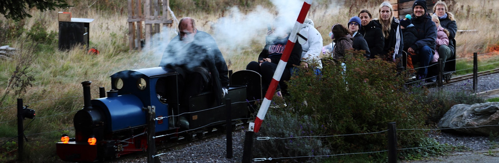 Modelparken er åben for offentligheden hver søndag i sommerhalvåret, hvor store og små kan få en tur på et af de små tog.