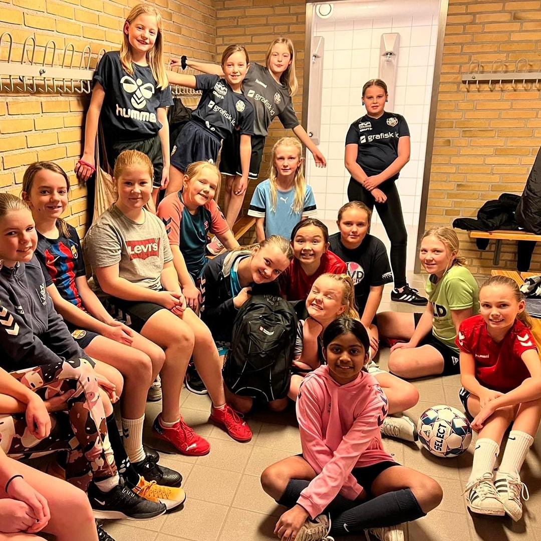I fodboldklubben NV Djurs har tre pigehold i alderen 8-14 år fået en badetaske til holdet. Tasken skal gøre det hyggeligt og trygt for dem at gå i bad efter fodbold. 