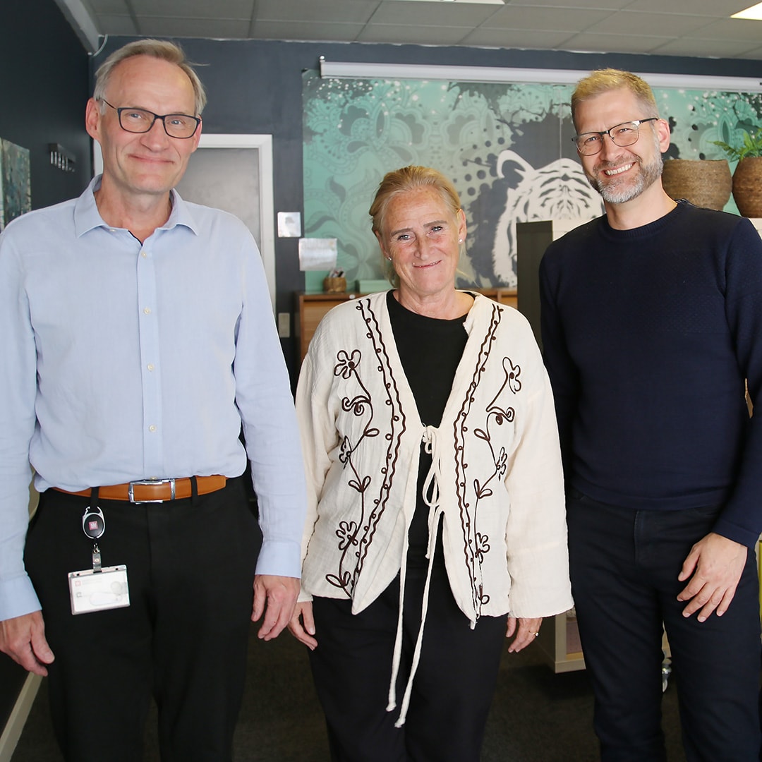 2.	Poul Vestergaard, afdelingsdirektør i Sparekassen Kronjylland Randers City (tv.) overrækker en donation til leder af selvhjælp Randers Majbritt Bargsteen og frivillig gruppeleder Bertil Krogh.