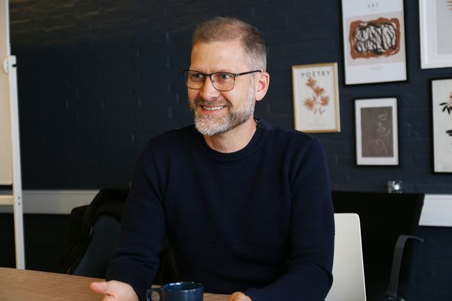 Bertil Krogh er frivillig tovholder i selvhjælpsgruppen ’Bål og bøger’ under Selvhjælp Randers .