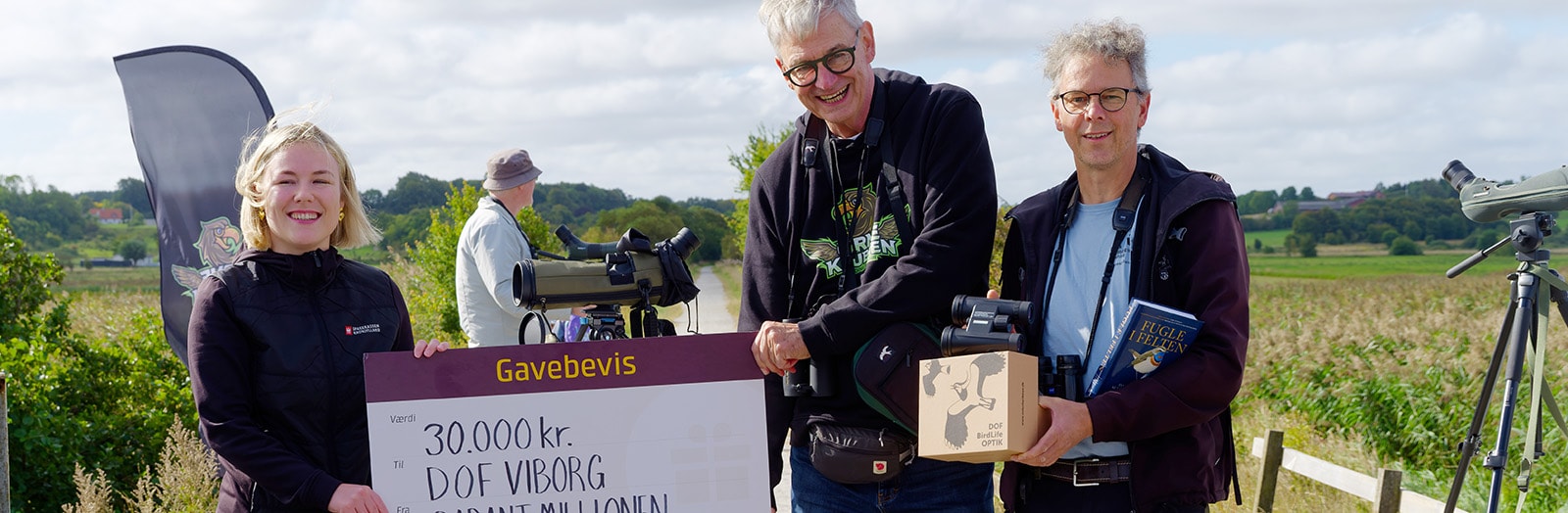 Kunderådgiver Caroline Koue fra Sparekassen Kronjylland i Bjerringbro overrækker donationen på 30.000 kr. til Jørn Falch fra ”Ørneklubben” i Viborg, og Martin Høj Hansen, formand for DOF Nordvestjylland.