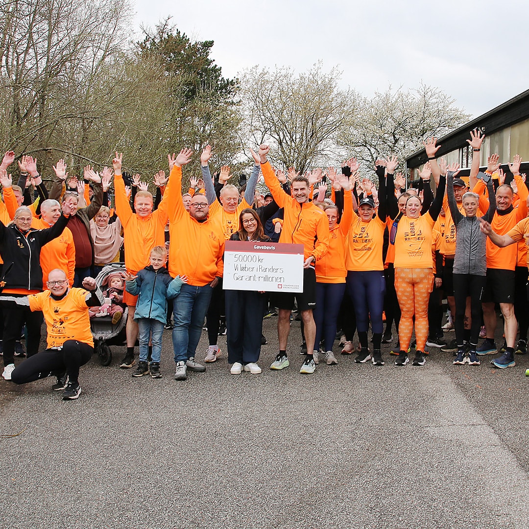 Privatkundechef i Sparekassen Kronjylland Randers City Christina Mørch Koue overrækker en donation på 50.000 kr. til løbefællesskabet 'Vi løber i Randers'.