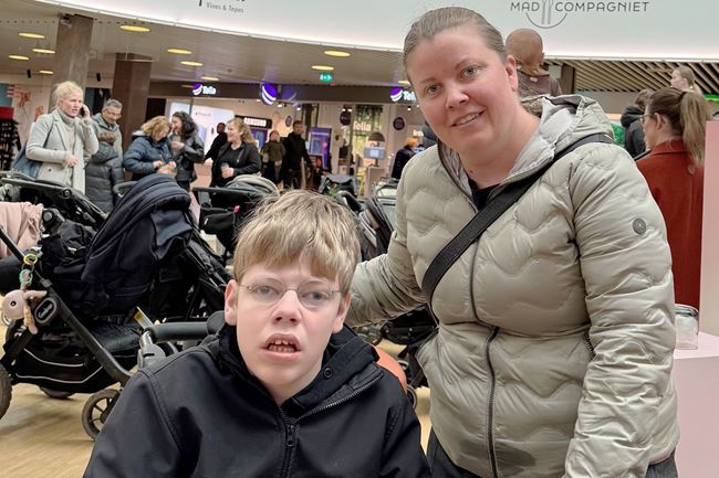 Carl på 13 og hans mor Kirsten fotograferet i et storcenter.