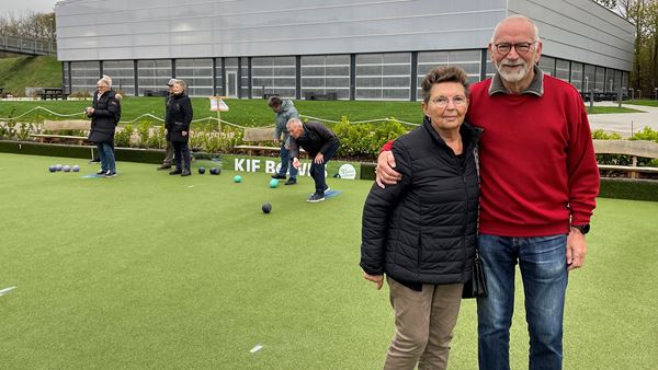 Sparekassen Kronjylland har doneret 10.000 kr. til foreningen KIF Bowls, hvor det sociale samvær er i højsædet for de mange pensionister, der går til bowls.