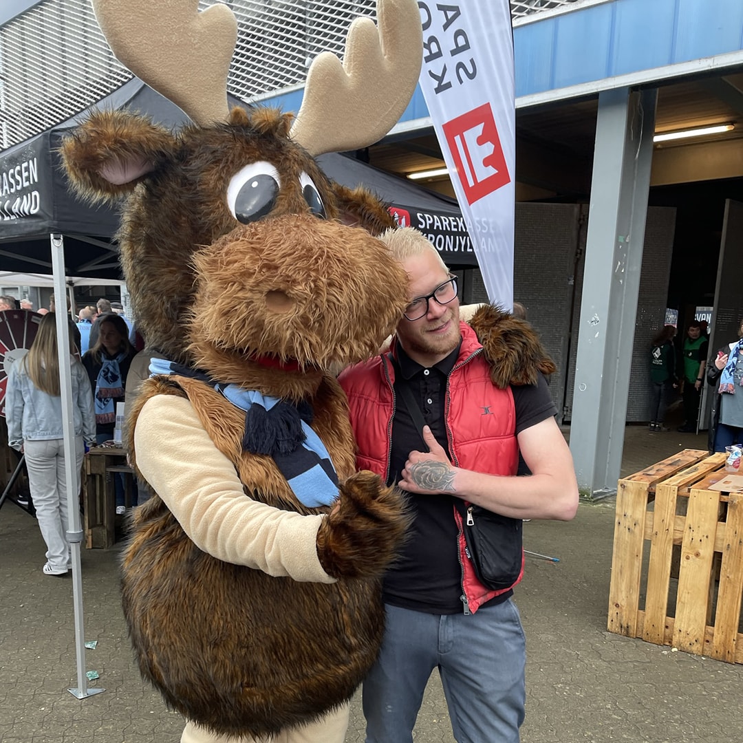 Sparekassen Kronjyllands maskot, Kronse, spreder smil og glæde hos både børn og voksne, når han deler high fives og krammere ud på sin vej. 