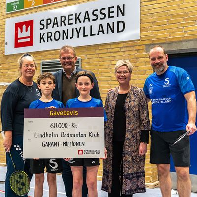Sparekassen Kronjylland donerer 60.000 kr. til Lindholm Badminton Klub. Med donationen støtter Sparekassen Kronjylland, at klubben kan give frikontingent til de børn og unge, hvis forældre af forskellige årsager ikke har råd til at betale for deres medlemskab. 