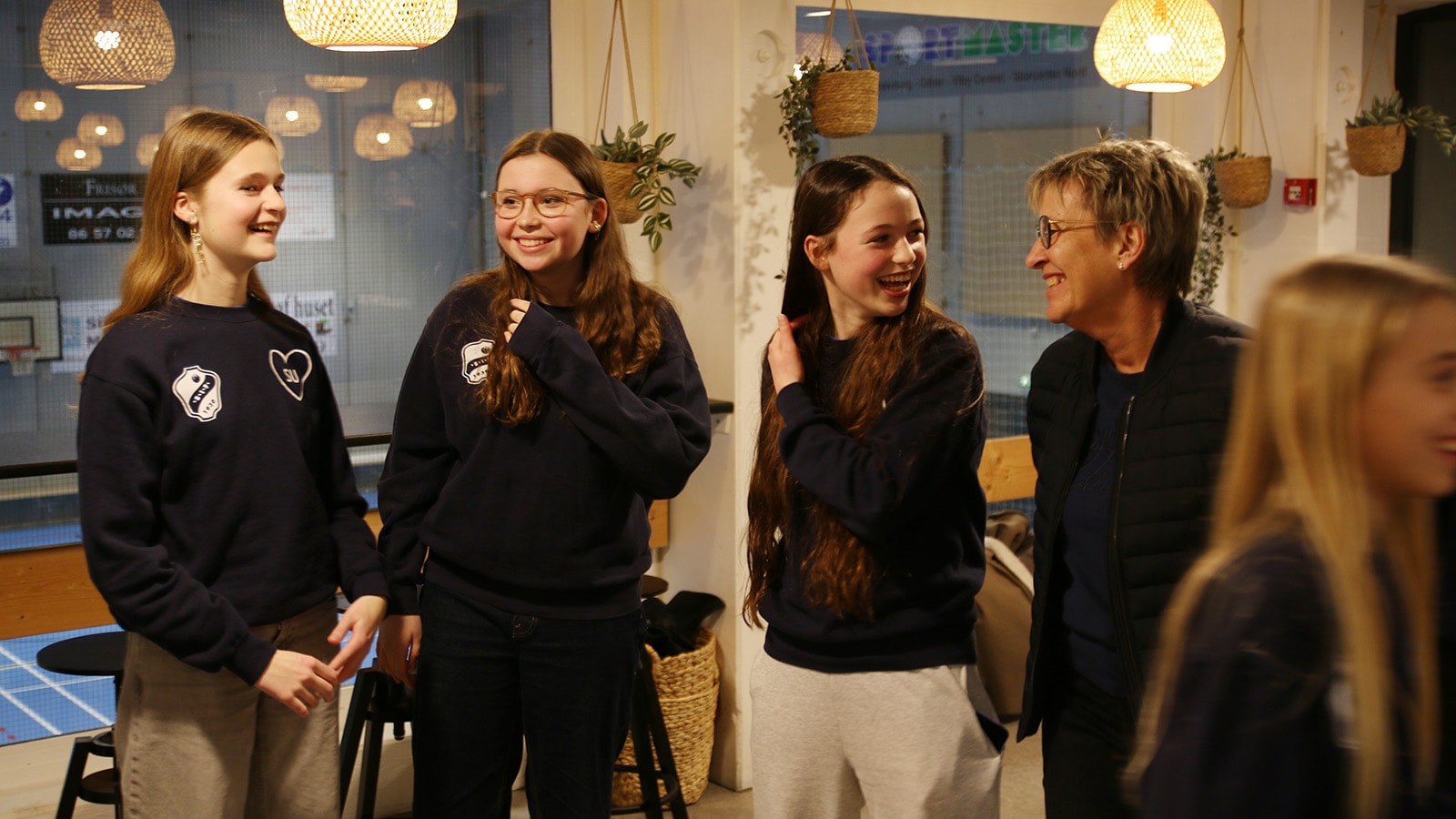 Afdelingsdirektør i Sparekassen Kronjylland i Skanderborg Susanne Talbo sammen med unge i Stilling.