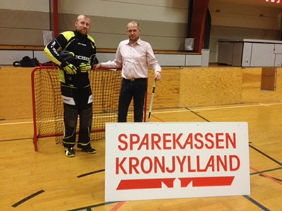Sparekassen Kronjylland støtter Falcons Floorball Club med en ny målmandsdragt.