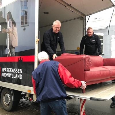Sparekassen Kronjylland leverede en stor møbeldonation direkte til Kirkens Korshærs varmestue i Horsens