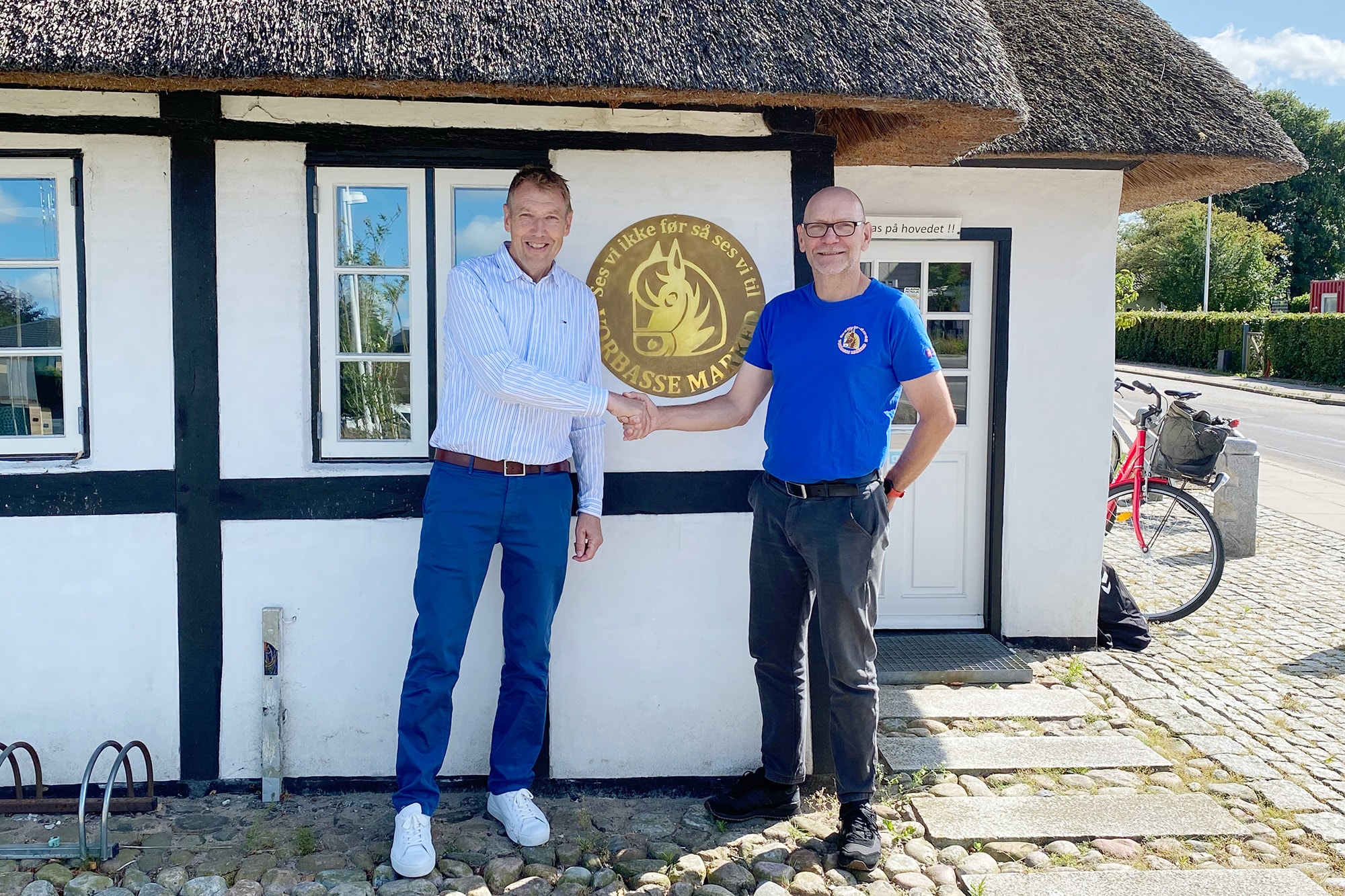 H.C. Christensen, afdelingsdirektør i Sparekassen Kronkyllands afdeling i Vorbasse, og Jeroen Schotemeijer, formand for beboerforeningen, der arrangerer Vorbasse Marked, giver hånd, da den nye treårige sponsoraftale indgås.
